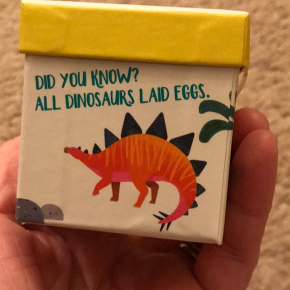 TALKING TABLES
Roarsome facts & fun game - Picture 5 of 8